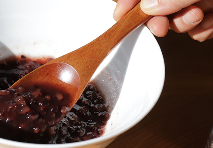 茶葉をスプーンですくう